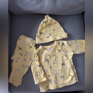 Hanna Andersson wiggle set pants, bodysuit and hat yellow size 0-3 months
